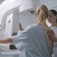 ACCELERATE.EU aims to improve the care of hard-to-treat cancers, such as triple-negative breast cancer. Image by Frame Stock Footage via Shutterstock. A woman having a mammogram. Image by Frame Stock Footage via Shutterstock.