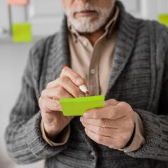 © LightField Studios, Shutterstock A man with memory problems due to early stage Alzheimer’s disease makes a note.